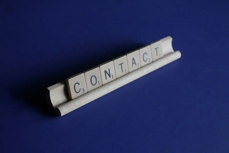 Person on a pressured call, a scam warning sign